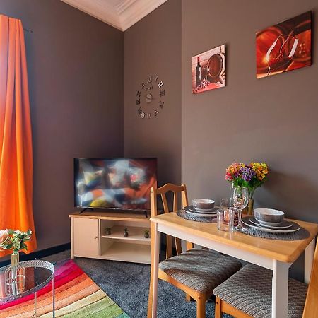 Art-Filled Bohemian 1 Bedroom Apt 2 Beds Colourful Praise Inn Apartment Kingston upon Hull Exterior photo