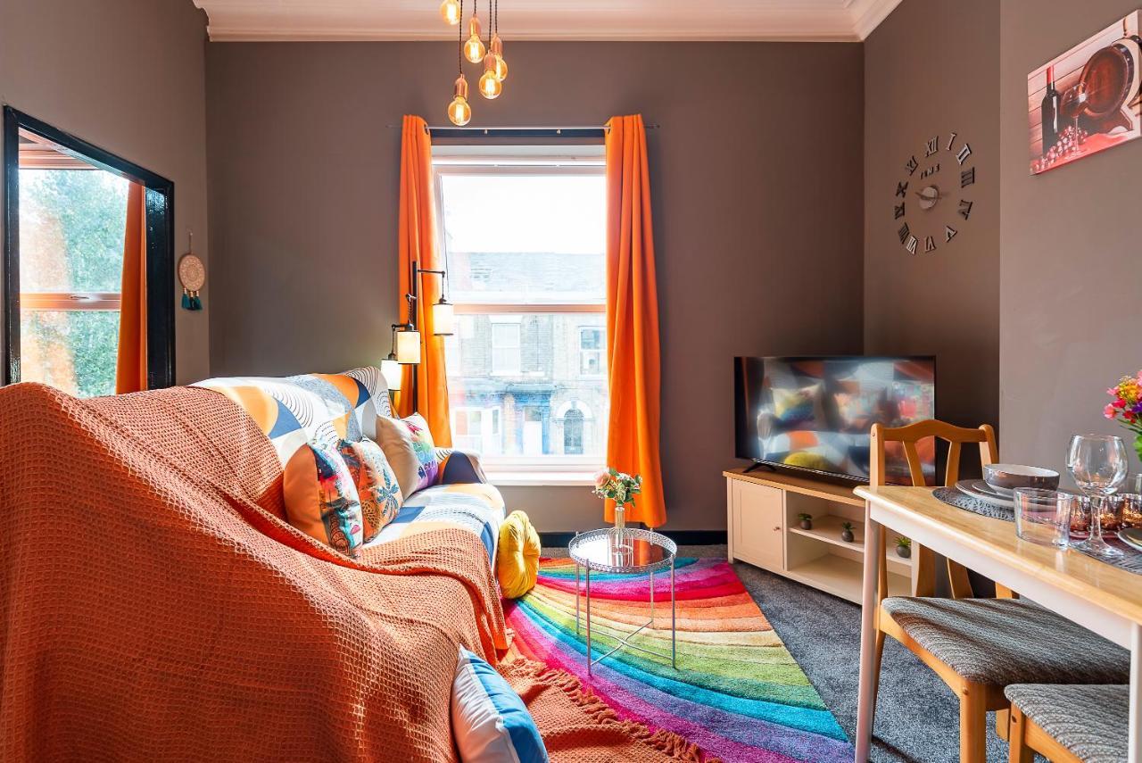 Art-Filled Bohemian 1 Bedroom Apt 2 Beds Colourful Praise Inn Apartment Kingston upon Hull Exterior photo